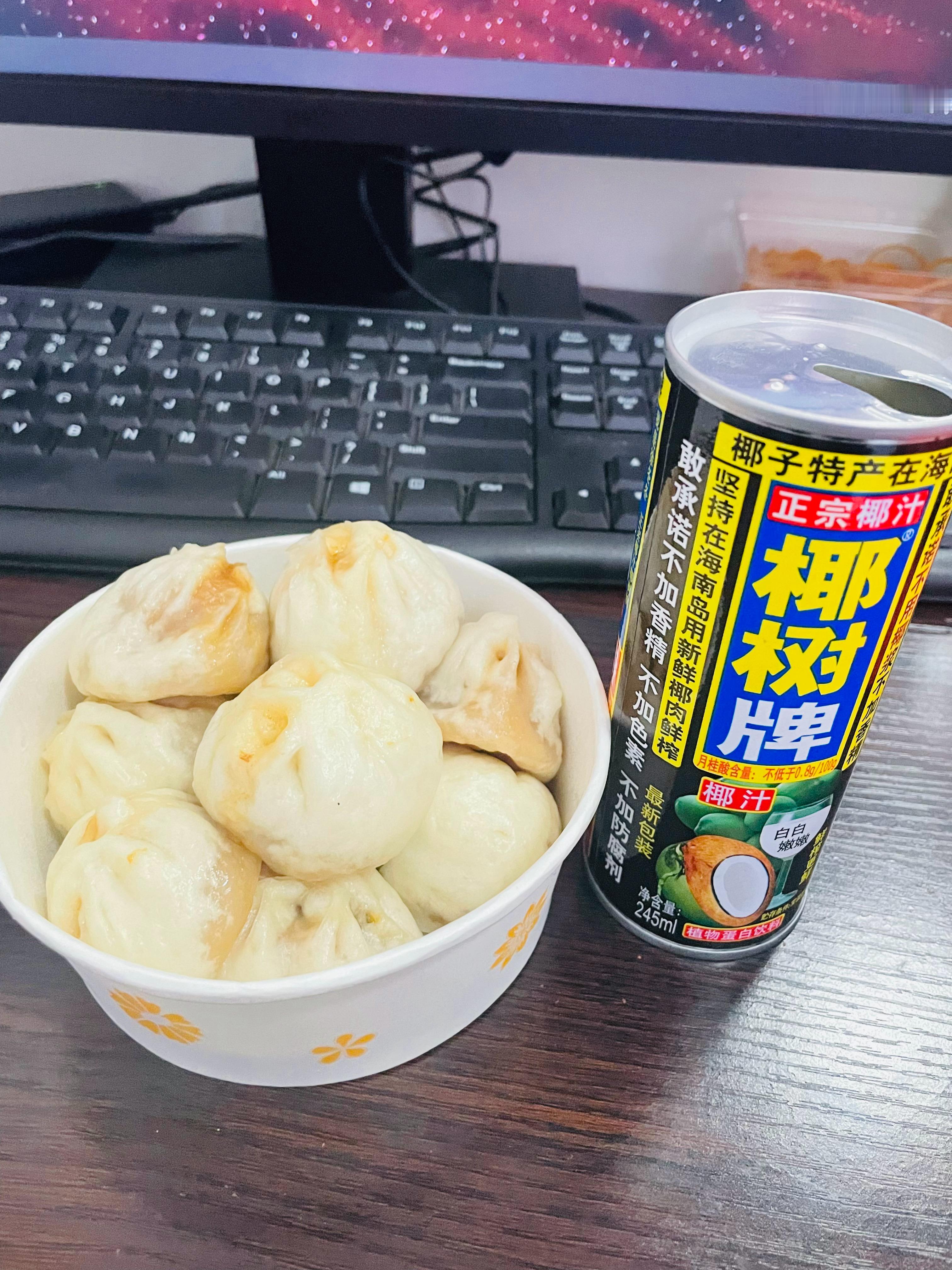 同事给我带的早餐，配椰汁喝刚好。