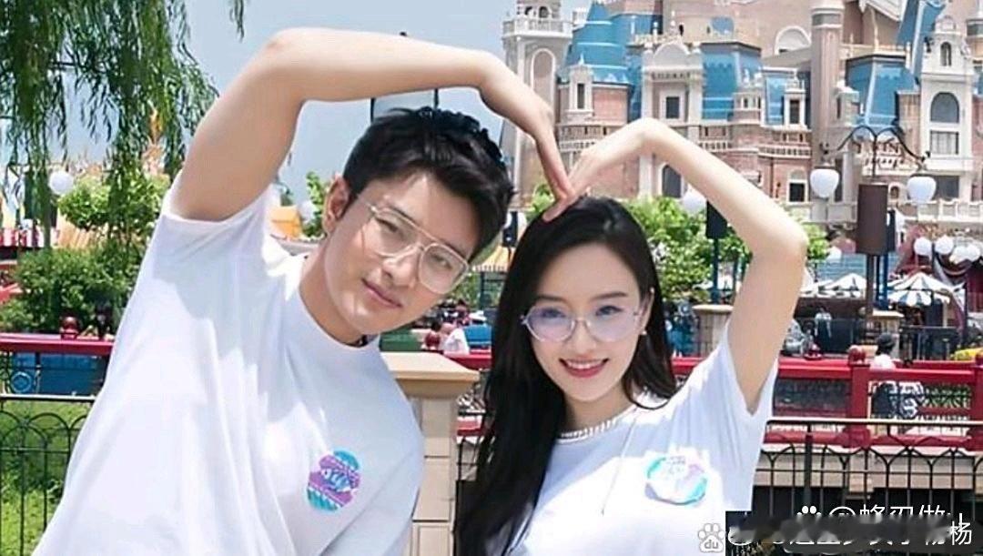 贾乃亮李小璐离婚六年啦，头一回甜蜜出游！这可把网友惊到，难道是为了孩子要复合？大
