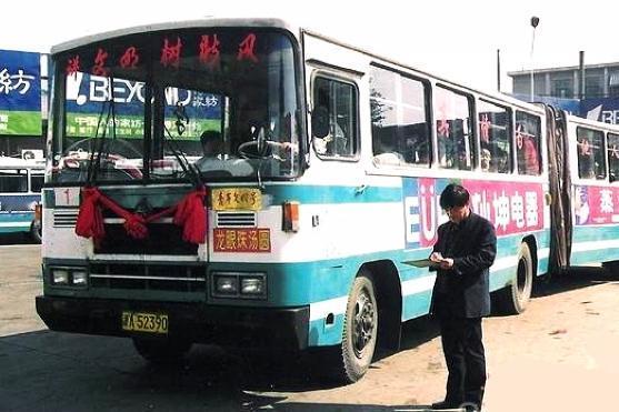 2026年4月30日傍晚，天津宝坻区595路公交车上，一名黑衣男子上车后，对一名