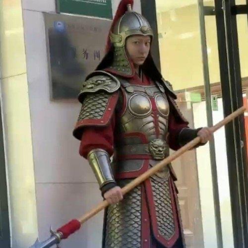 最近河北保定有对小情侣可太有意思了！男生拍的一段视频直接火出圈，连带着全网网友都