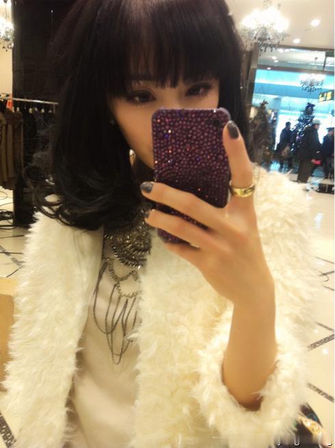 杨幂潮女爱用手机壳不仅手机壳潮，这个拍照方式也很潮[点赞]​​​