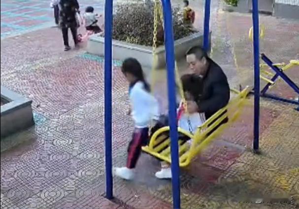 广东，在公园的休闲区，两个8岁左右的小女孩坐在秋千上玩，这时一名男子鬼祟靠近，他