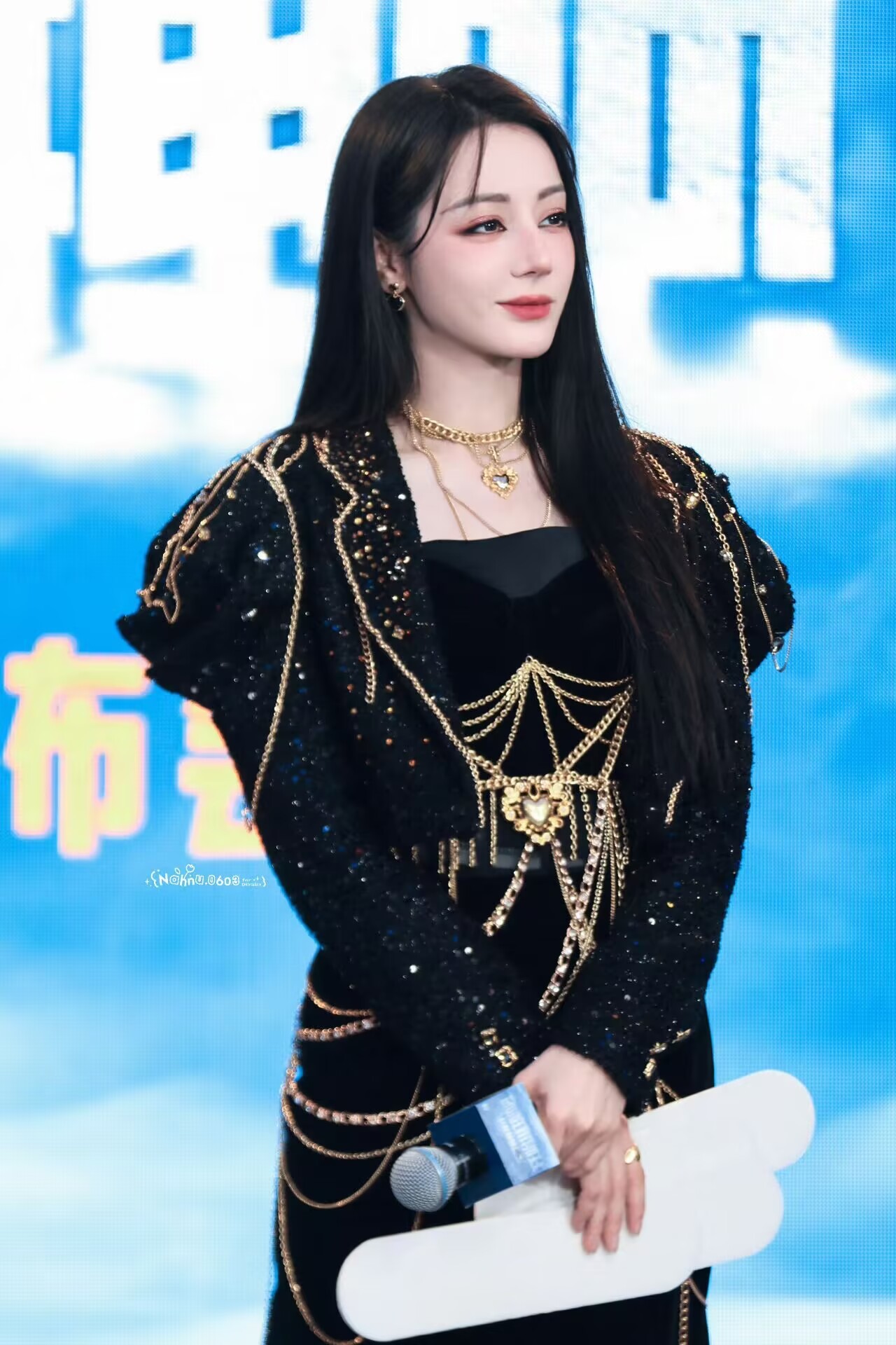 迪丽热巴或许，每个人都有一个死角，自己走不出来，别人也闯不进去，我把最深