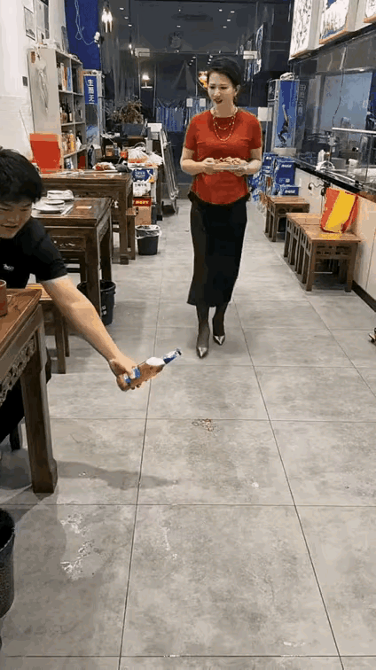 “一招鲜，吃遍天”。这话一点不假，就说那老板娘用脚开啤酒瓶，真是让人眼前一亮。