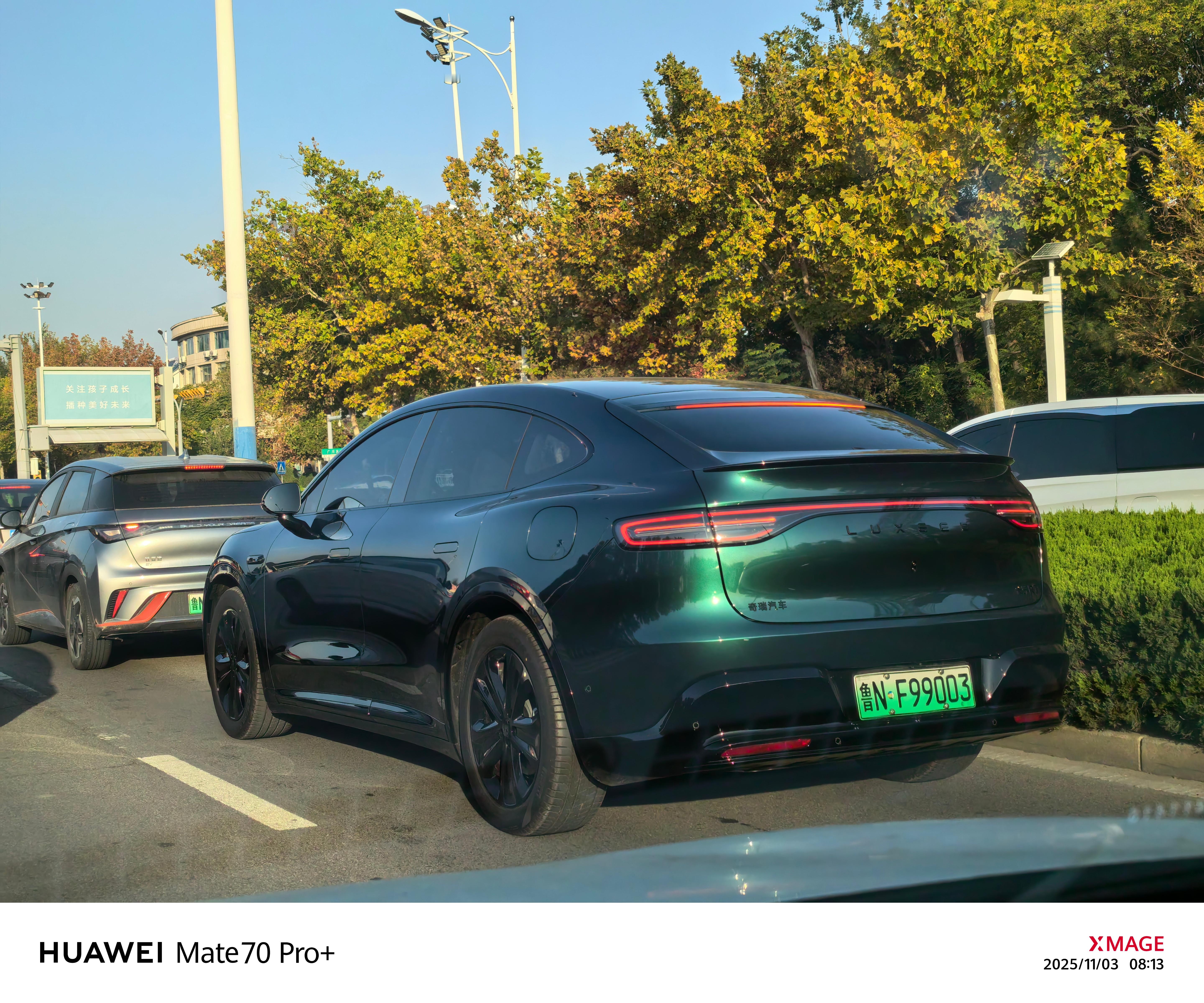 早上上班路上偶遇一辆极光绿的智界R7，真是惊艳到我了！这配色太有辨识度了，阳光一