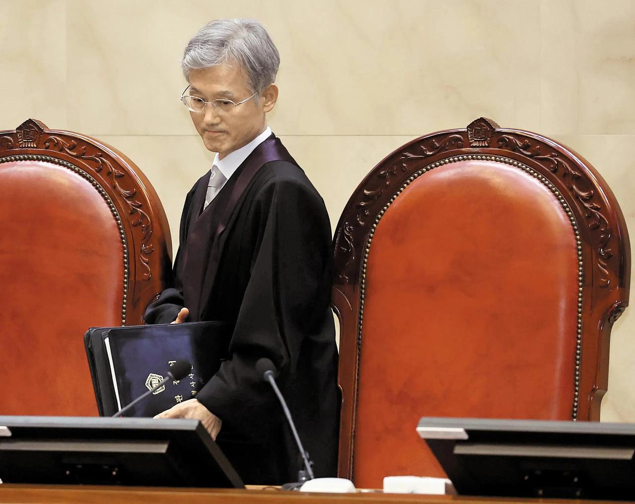 韩国全国法官代表临时会议26日召开。毫无意外，曹喜大安然无恙。全体126名