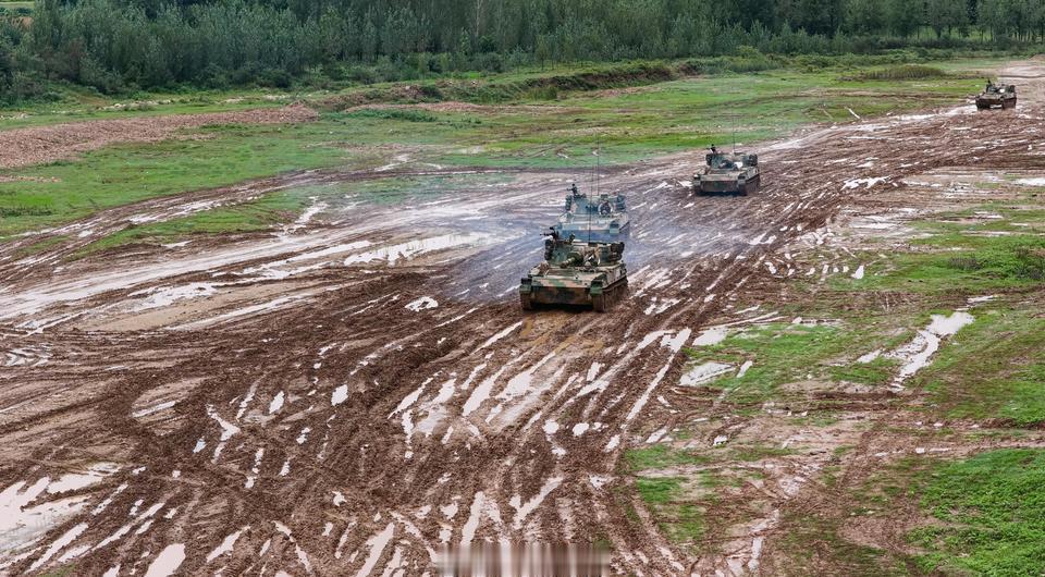 【炮兵实战演练展风采】近日，豫南某训练场飘风急雨。🌧️陆军第83集团军某旅炮兵