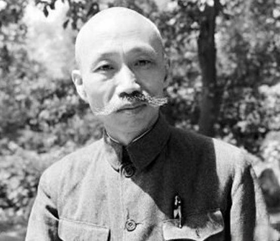 1949年7月份，刘伯龙正坐在汽车中，准备去开会地点，没有想到开到一半被一辆抛锚