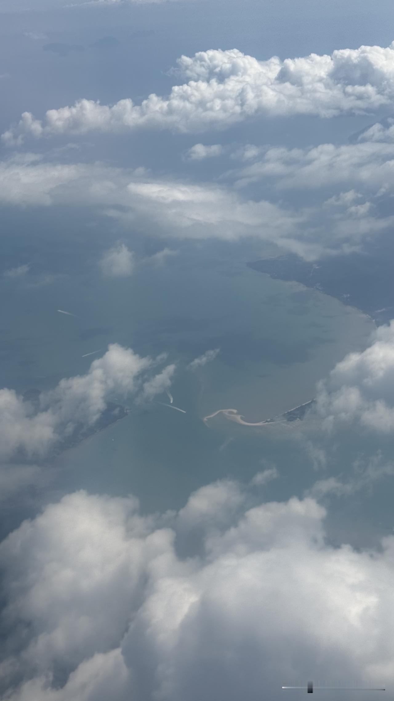 分享每日的感悟海岛度假结束，在码头这儿老板给了一个大姐一条鱼，还问到有要不要，我