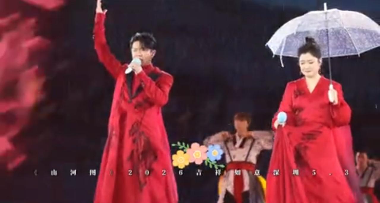 雨跟曾毅挺配合，只是这次玲花不配合了！无独有偶，昨天的凤凰传奇深圳演唱会，又下