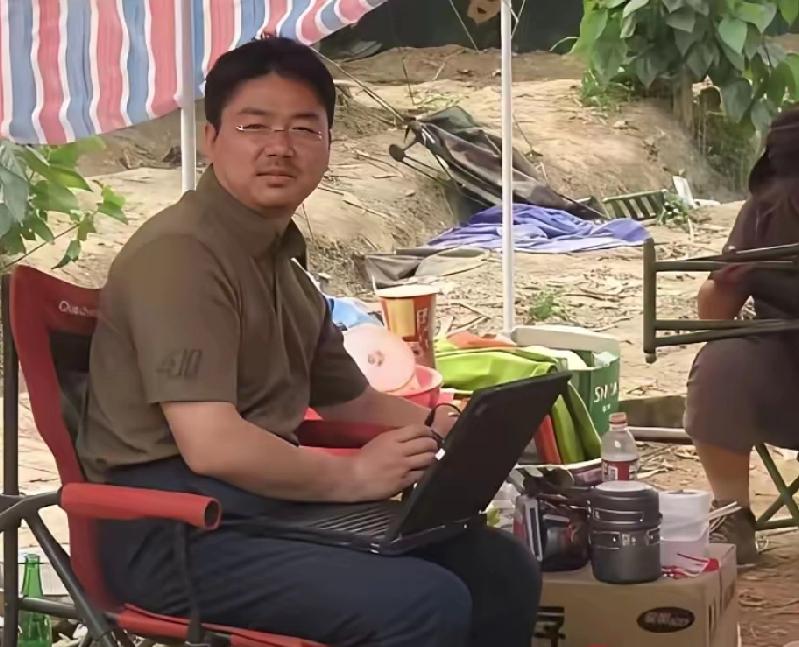 2008年，刘强东在汶川。此时他还没认识到，自己未来会发达，压力大，迷茫，事业