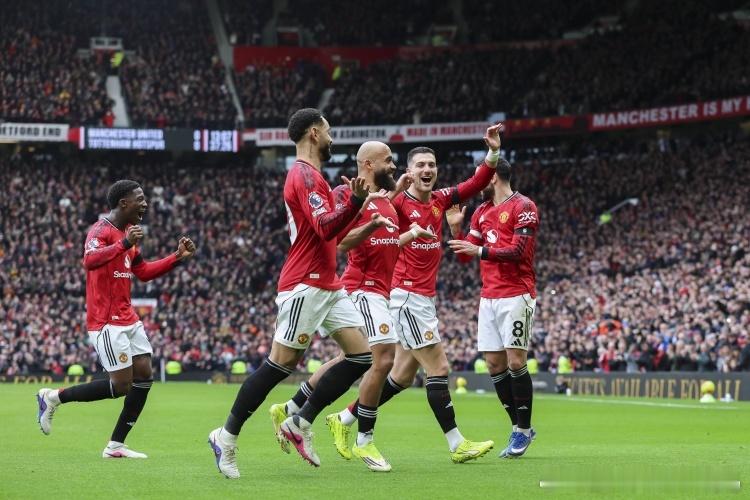 2-0力擒热刺！曼联球迷主场高唱：弗格森说得对，这只是热刺而已英超第25轮，曼