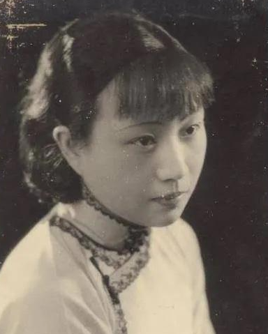 1925年，外出7年的陈诚终于回家，妻子迫不及待脱掉衣服爬到床上，谁知却被陈诚一