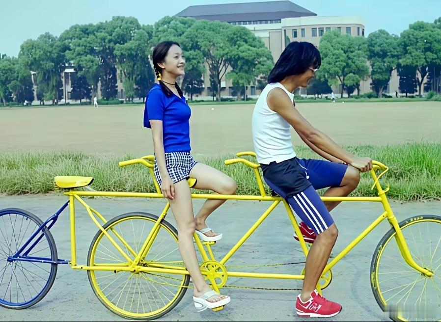 周迅、朴树、夏雨二十多年前在清华操场上的一组老照片。