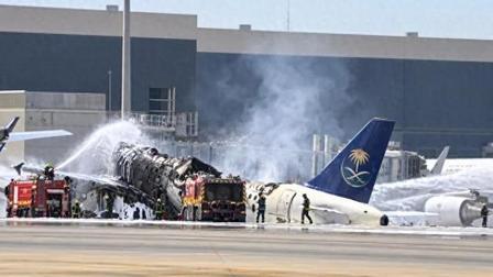 沙特机长不幸遇难、民航机燃成火球！利雅得上空导弹拦截成功，为啥地面还猛砸破片雨？