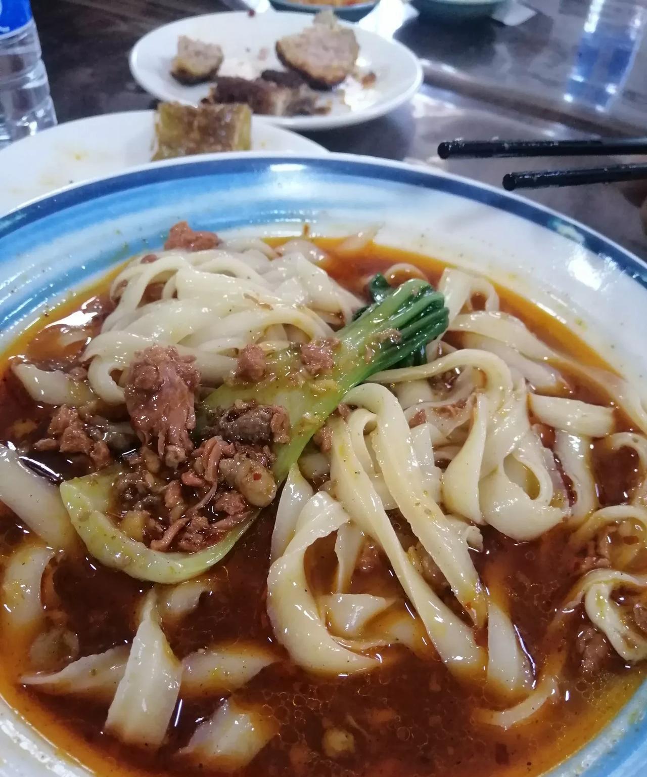 时隔二十多年，再次来大同，找个小馆子吃个刀削面，品尝一下当地的特色菜过油肉，面有