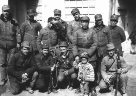 1944年，美军一架B-29轰炸机，完成任务返航时，遭日军战机拦截，机组11名飞