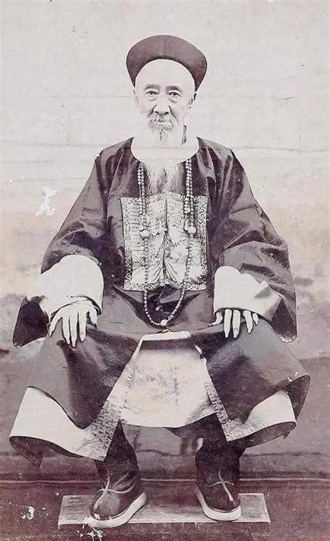张之洞。属有事找他，得半夜来排队，聊得投机，后面的人能等到天亮。因为他，每天下午