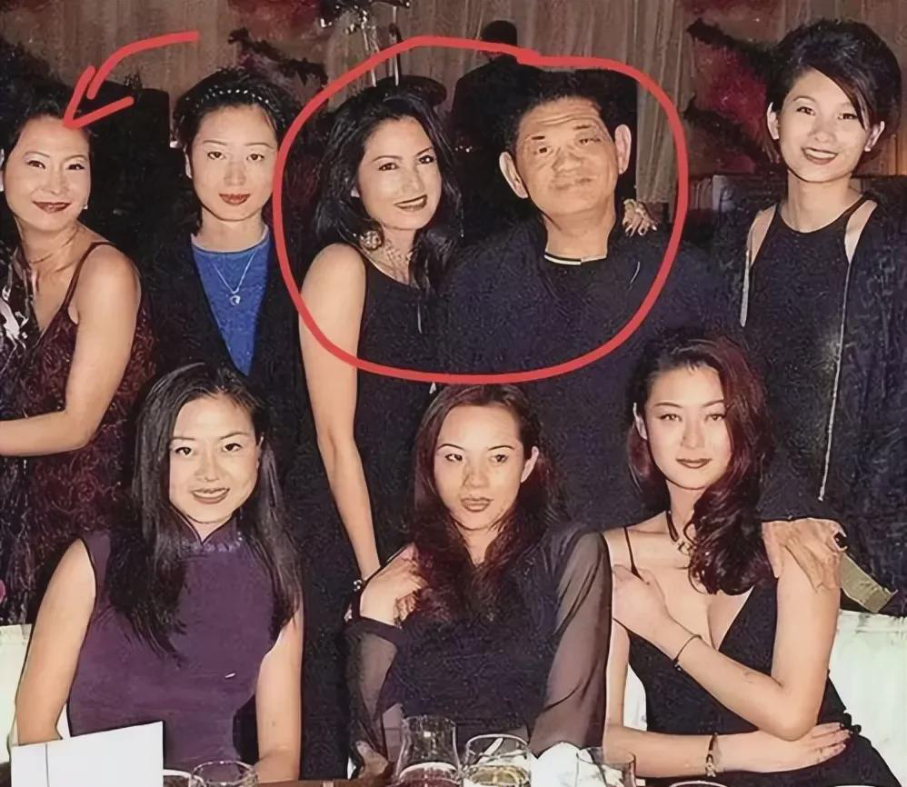   当女儿高烧不退时 这位母亲忙着四处讨说法却顾不上送孩子去医院 