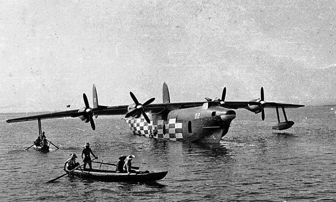 图片里的这些飞机应该是水轰-5水上飞机原型机的照片，航空工业这一组照片太珍贵了。