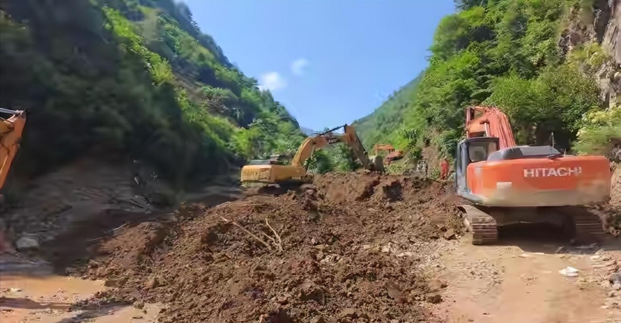 "快跑！"但来不及了。7月7日清晨6时许，甘肃陇南宕昌县南河镇，大地毫无征兆地发