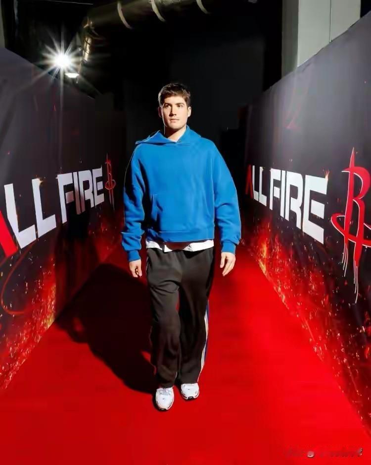 火箭新星谢波德真是神一场鬼一场！在今天火箭客场挑战76人的比赛中，目前双方的上半