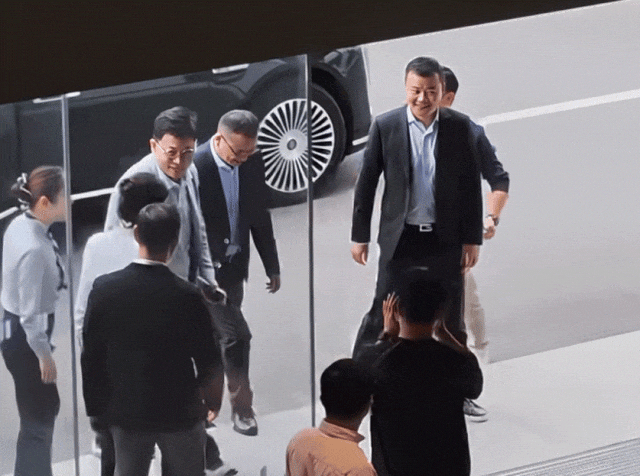 余总又被拍了全新Mate90RS长这样？红白双拼色是真高级啊～​​