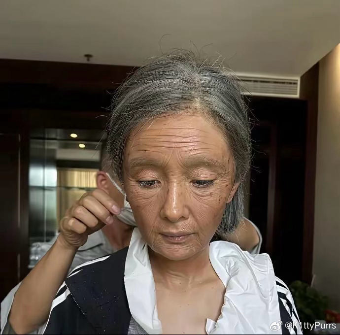 杨幂的老年妆整体看上去很自然，唯独睫毛太违和，哪个老年人睫毛能长这么长还这么翘的