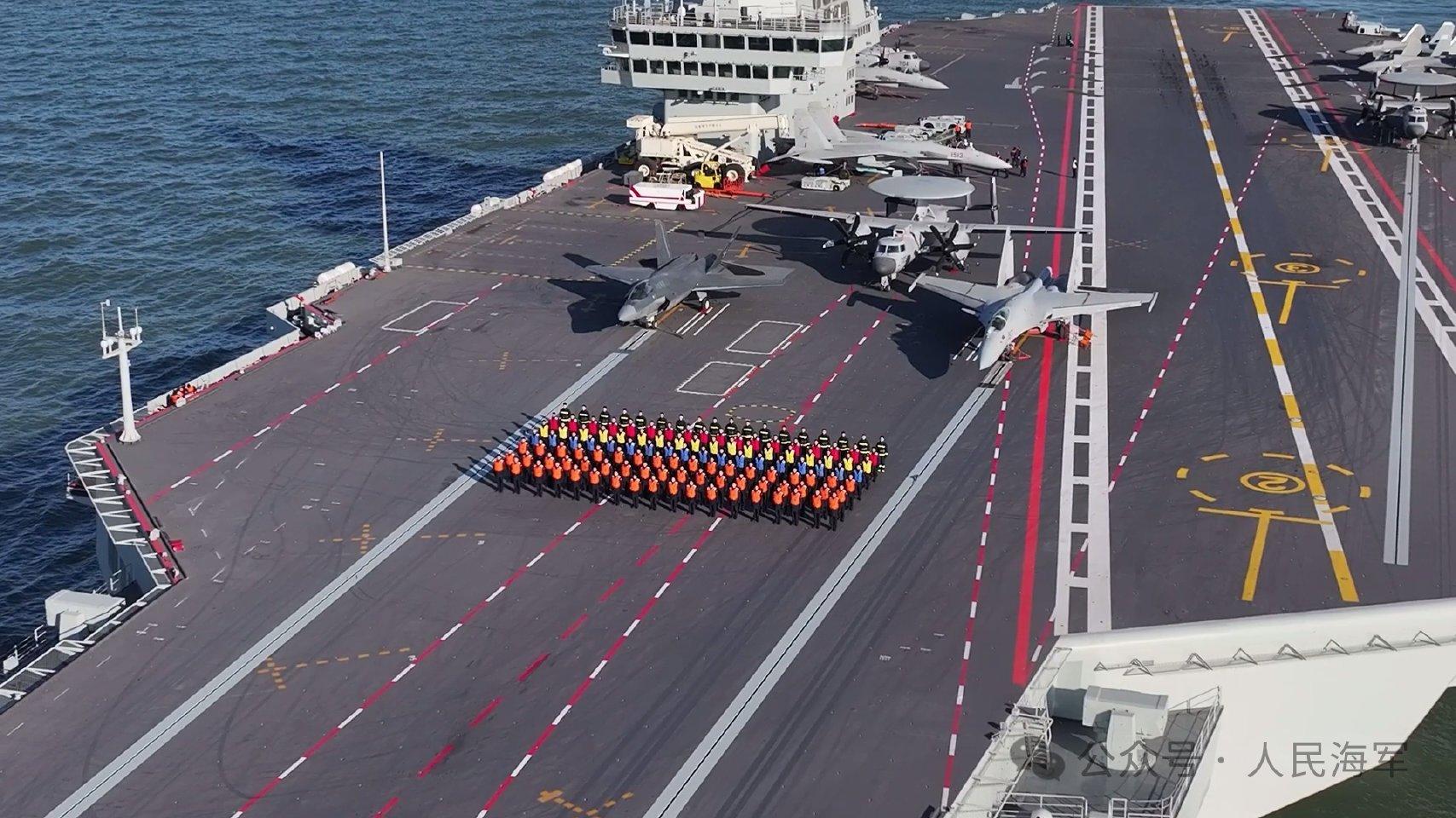拜年的福建舰甲板上停了9架战机，每个型号各有三架。舰载歼35疑似使用了新的涂装。