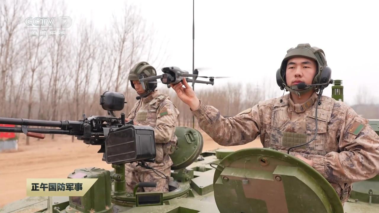 看来我大陆军，准备给每一辆坦克都配上无人机了。这架无人机等于给每辆坦克增加了一个