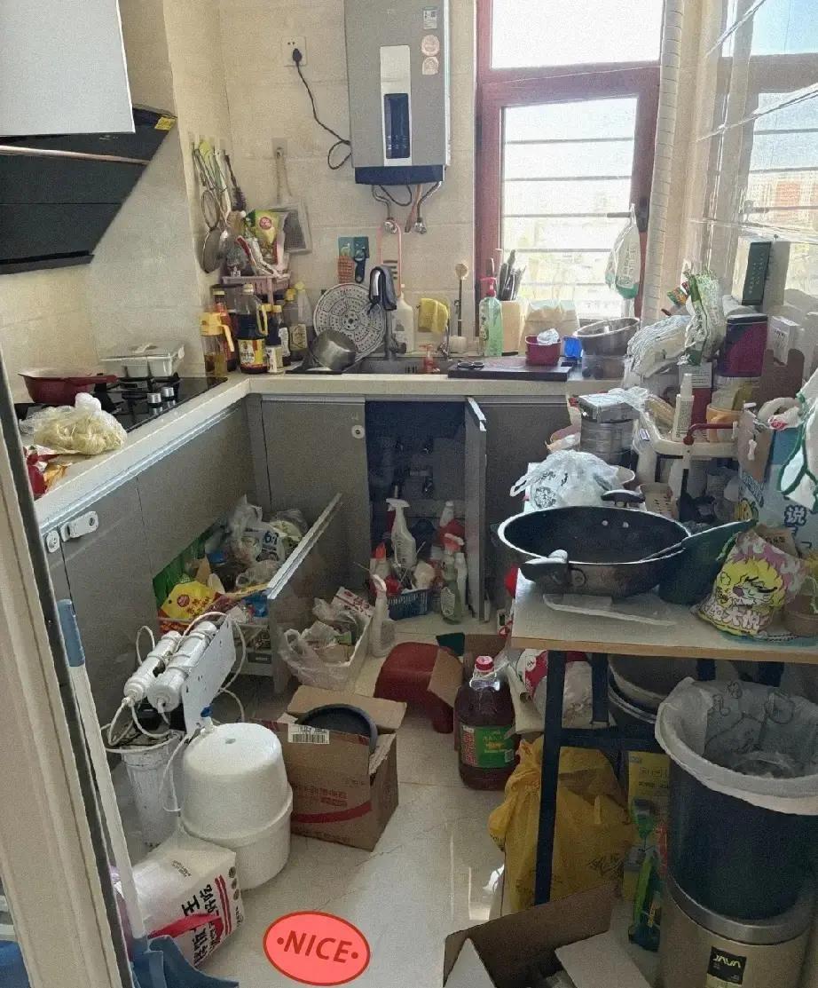 博主离家一个月回来，厨房被公婆用成了战场。灶台油渍、碗筷成山、垃圾桶发臭，收纳