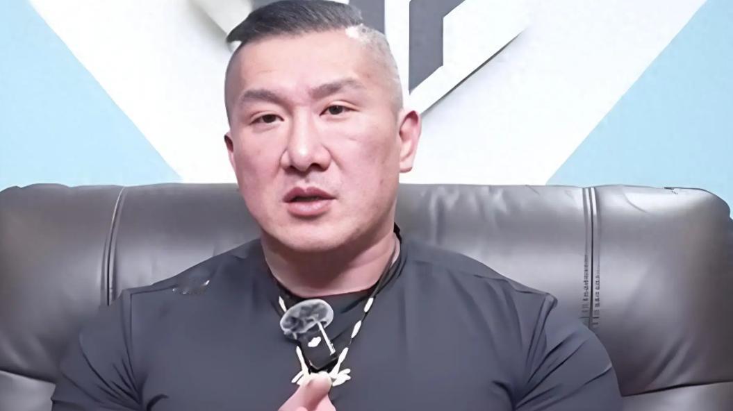 何橞瑢落地北京，馆长急的只能干瞪眼馆长这次是真急了表格填了三次章盖了