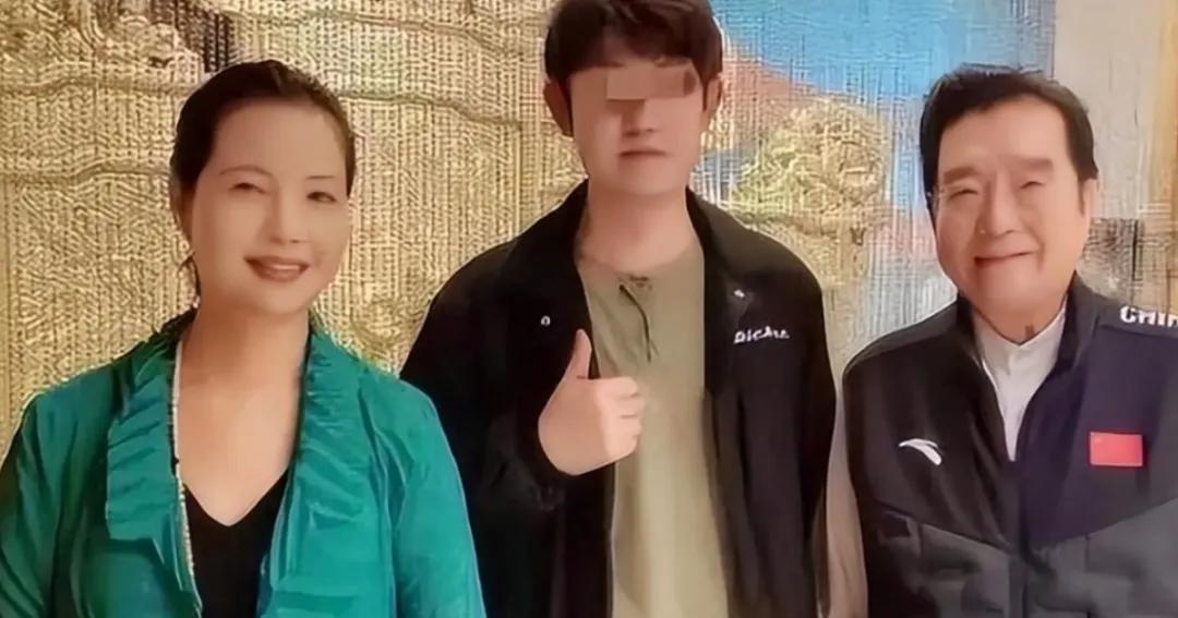 李双江和梦鸽的儿子李天一，长得还挺帅气，现在已经比他爸爸高半头，至少180。为