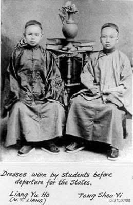 1874年赴美留学前（第三批留美幼童），唐绍仪(右)与梁如浩(左)合照。唐绍