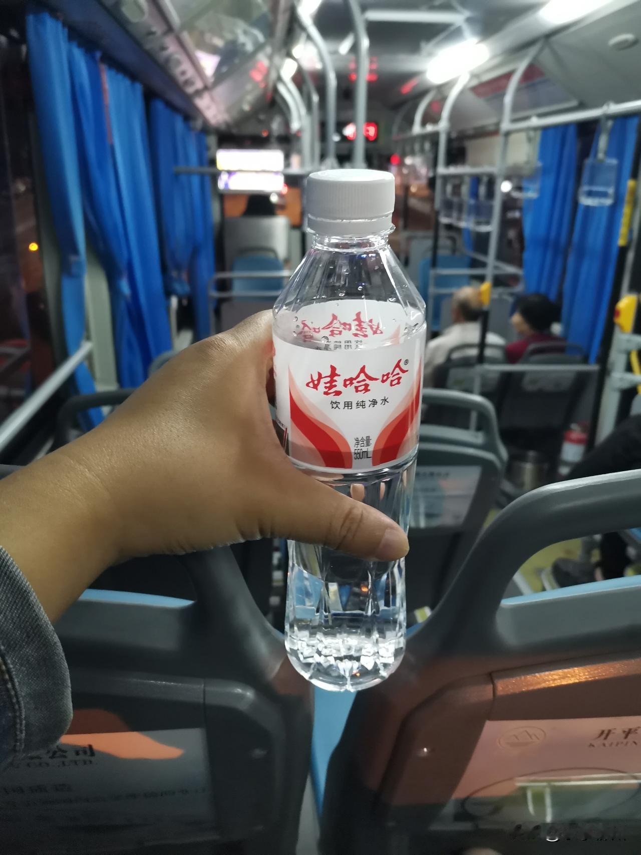 最近我才留意到，哇哈哈的瓶子完成了升级。新包装看上去的确比以往大气许多，瞬间让我