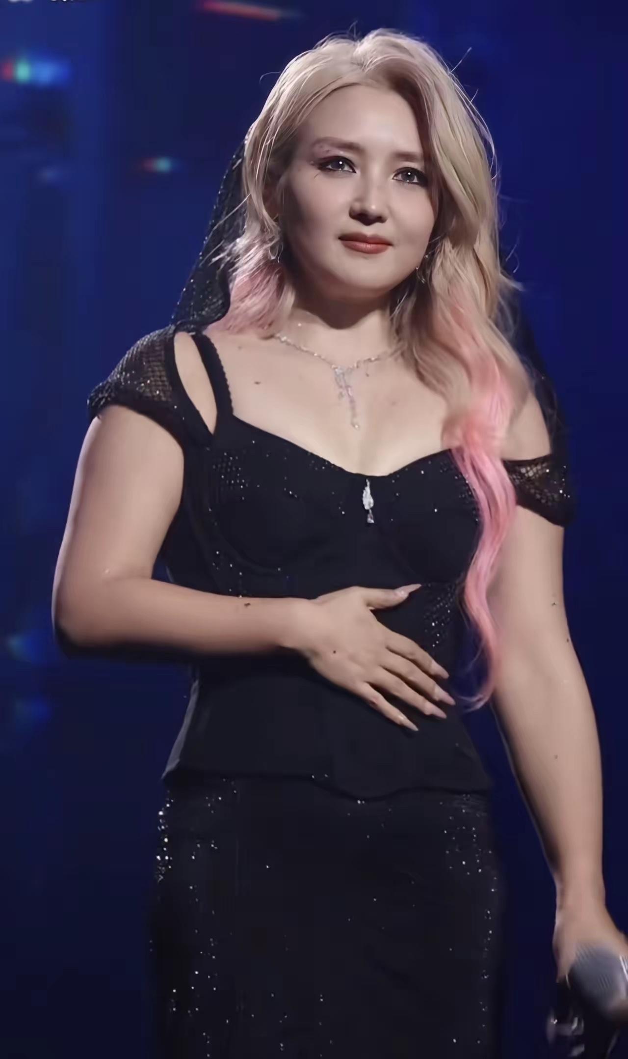 05届超女中，何洁的生活状态过得最好。何洁现在是三个孩子的妈妈，家庭生活非常