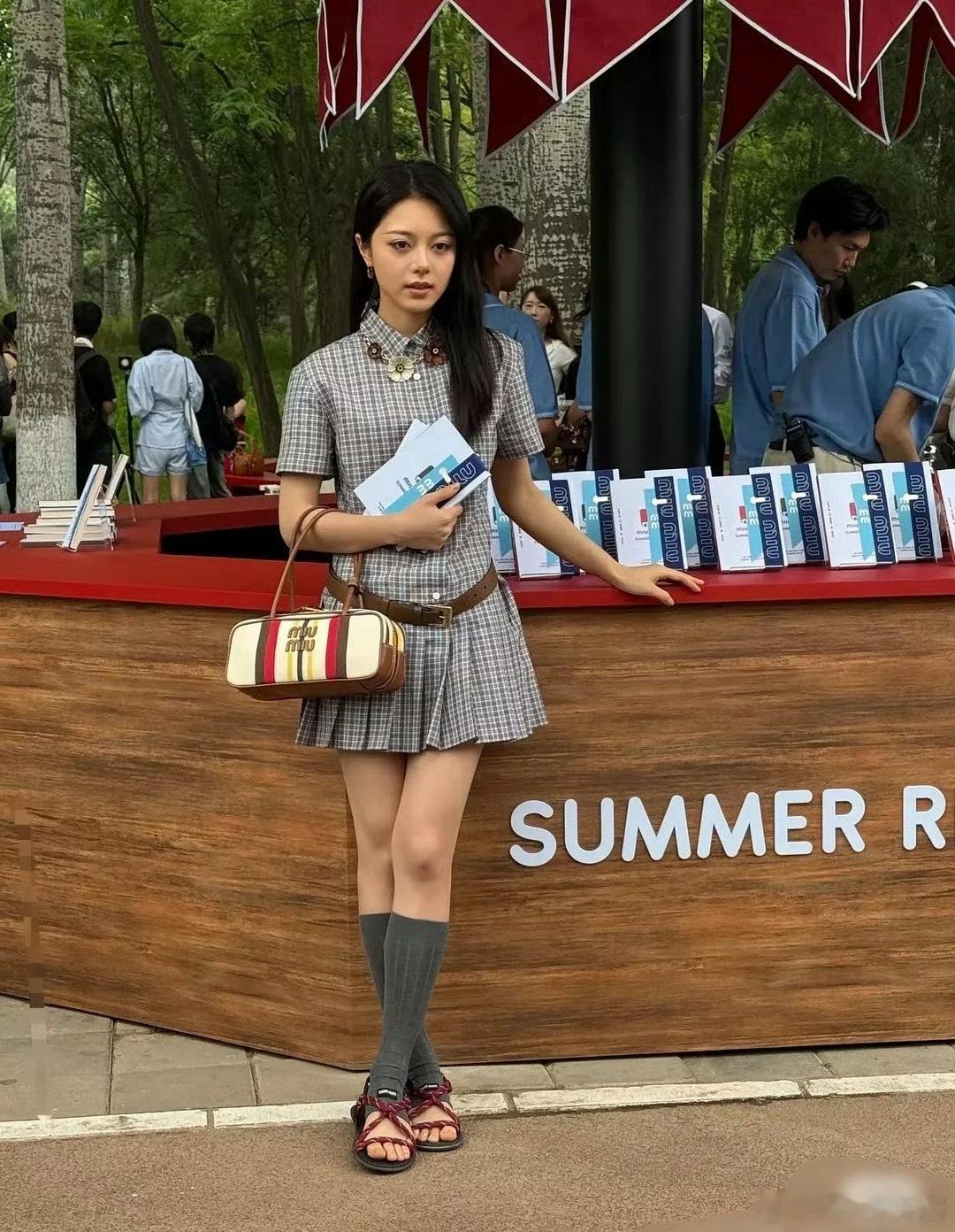 赵今麦miumiu活动图，网友是五五分身材没有购买欲[吃瓜]​​​