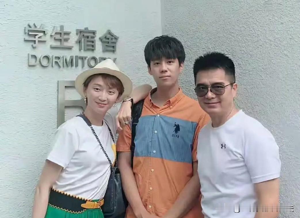 看到何晴离开的消息，我默默放下了手机，做了两件事。第一件，翻出通讯录，给很久没