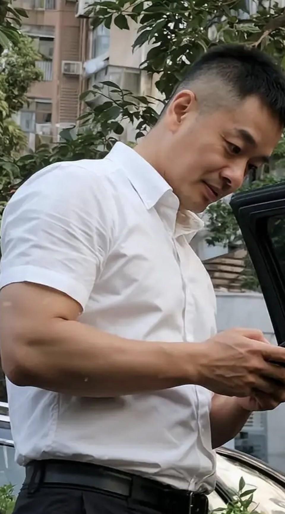 不敢让你看全部，怕你会喜欢上，只让你看到颜值的一部分，给你看一个侧颜就足够迷人的