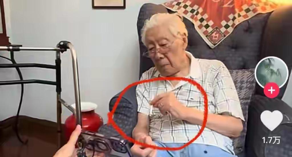 90岁“老戏骨”焦晃，最新近况曝光了！疑似穿上了纸尿裤，衣服上还全是破洞洞……