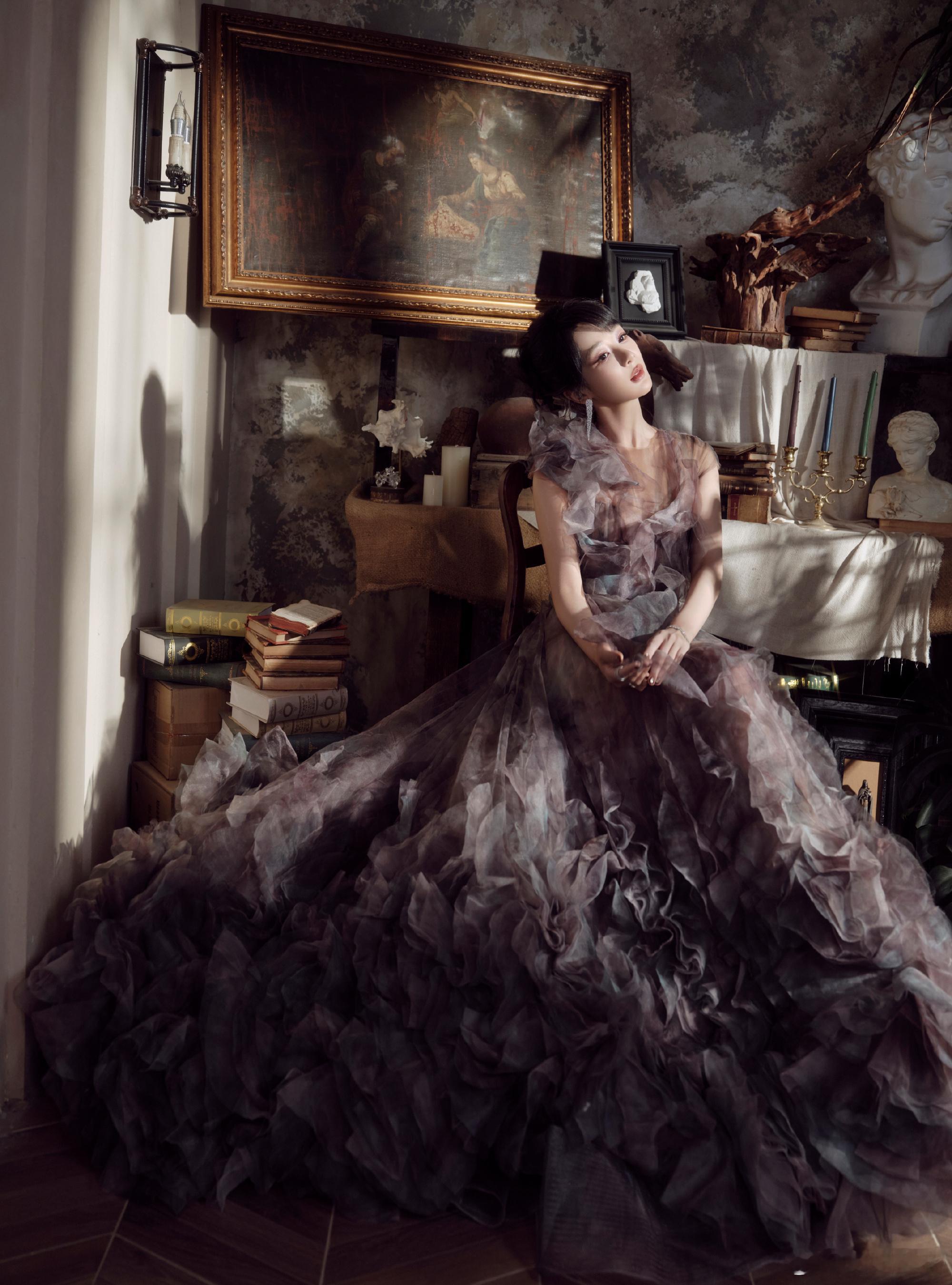 杨紫｜品牌直播久违的活动造型来啦～杨紫身穿Marchesa灰紫色