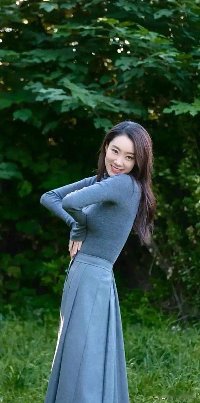 张小斐身材绝了！紧身衣穿得平整流畅，赘肉全无太羡慕～​​​