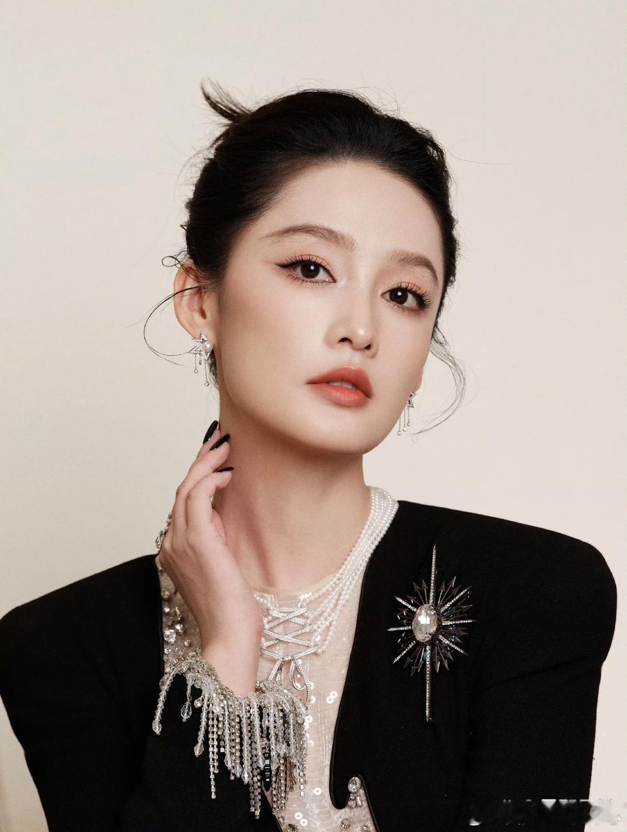 1.金晨算不上是被封杀，商务活动依旧可以正常出席，只是很难收到靠谱的进组邀约，