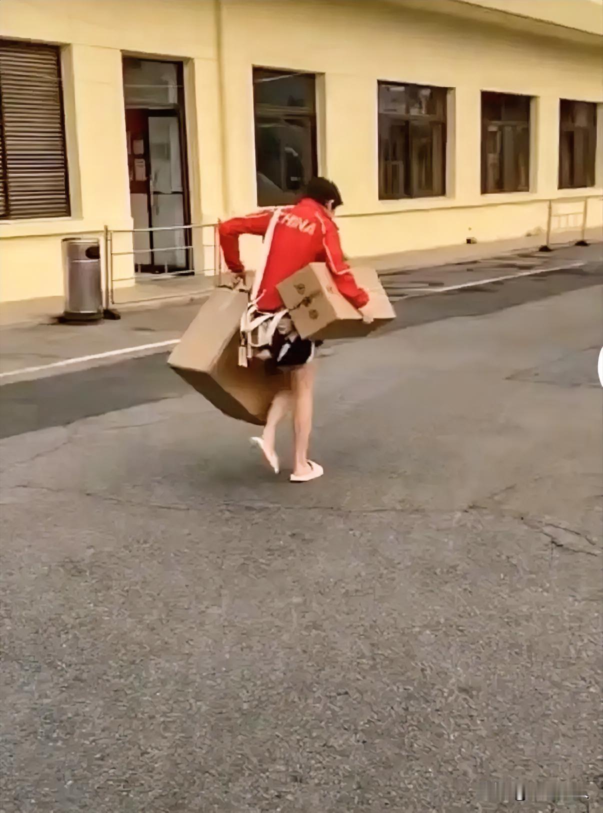 2023年，张家齐妈妈拍下一张照片，配文写道：不矫情也不娇气的女汉子。时隔