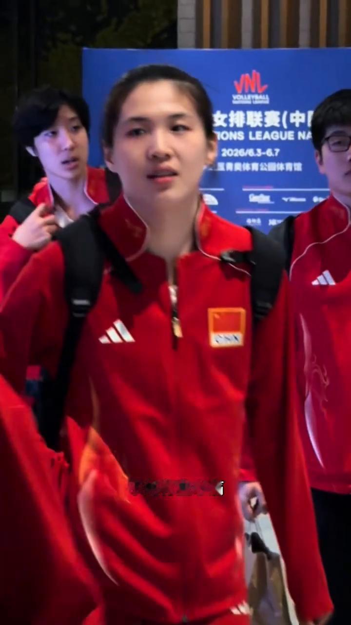 倪非凡受伤，一场比赛伤了俩。龚翔宇受伤了，倪非凡也受伤了，一场比赛下来中国女排