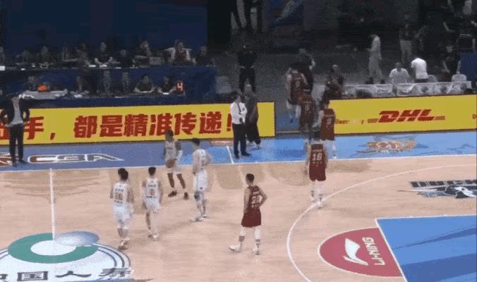 许利民赛后大发雷霆！北京男篮主场不敌对手后，许利民非常有风度与王博握手，但不少