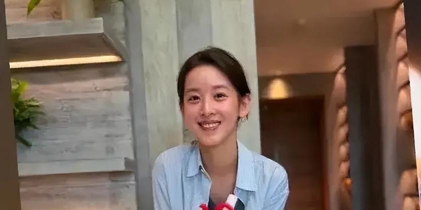 11月20日，章泽天在社交平台晒照庆祝自己32岁生日，照片中的她素颜出镜状态颇佳