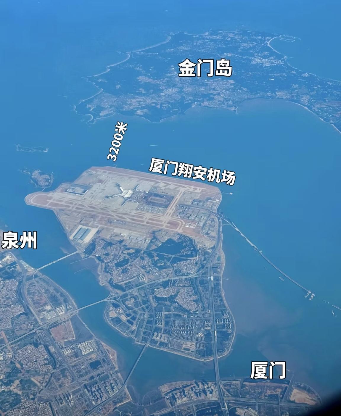 由于日益增长的航空需求和高崎机场无法扩大的矛盾，厦门花了556亿元，填海造陆，修