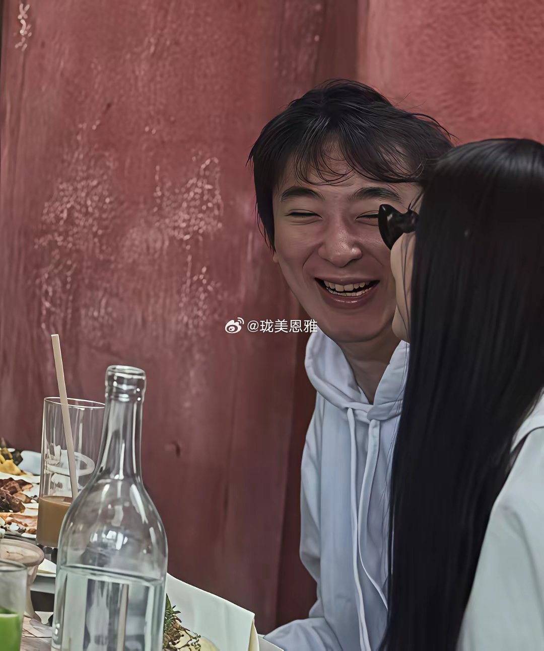 王思聪在美国餐厅用餐时的一幕身边坐着几位美女，有说有笑，他看起来非常快乐​​​