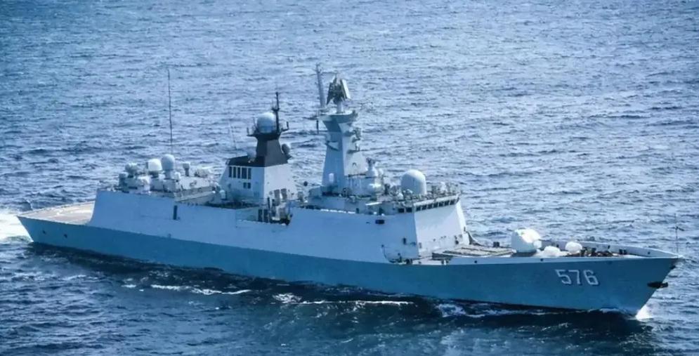 护卫舰撑腰！中国4艘油轮没有退缩，直接驶向波斯湾出口4月12日，霍尔木兹海峡